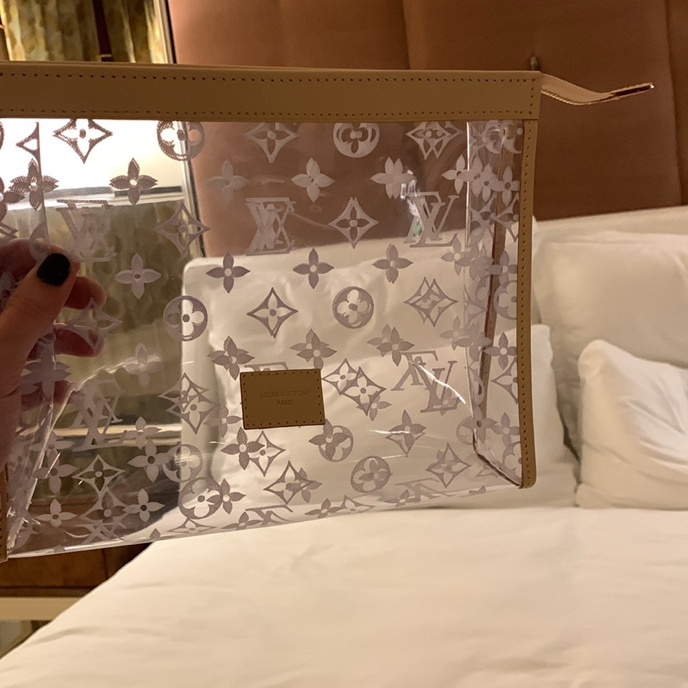 Absolutely stunning authentic new limited edition Louis Vuitton case,must have - Picture 16 of 17